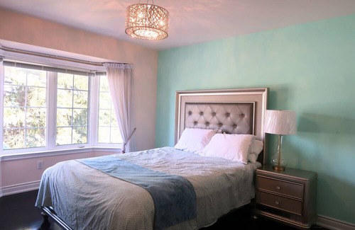 Richmond Hill House | Large Spacious 4 Bedroom House in the Heart of Richmond Hill