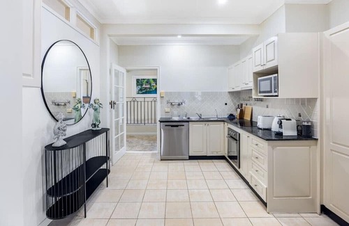 South Brisbane Apartment | European Château/riverside view backyard/2 carpark