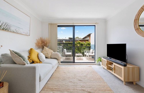 Beacon Hill Apartment | Blissful Hideaway in Brookvale - Huge Balcony!