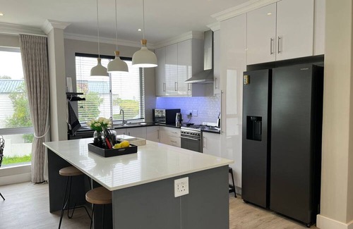 Voelklip House | 245 on 8th - mountain and sea views, hot tub