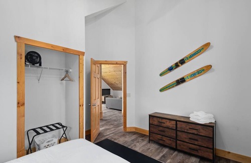South Haven Cabin | Private Modern Cabin with Lake Access, Kayaks, Games, Firepit Dogs Welcome!