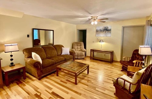 Frankfort Apartment | FRANKFORT 1 BEDROOM, 1 BATHROOM COUNTRY SETTING APARTMENT, 1/2 MILE TO BEACHES