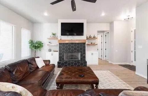 Lubbock House | Modern Uptown - 4BR/2BA - New Construction