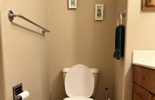 Regina House | Cozy 201-room in welcoming Regina with WiFi, AC at Shannon Rd& Deergrove Crt