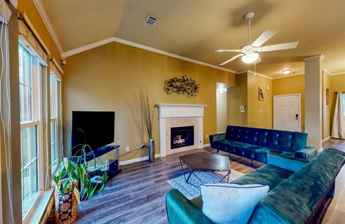 Mid America House | Beautiful home with enclosed backyard, streaming, back deck, games, central AC