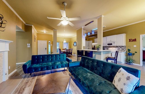 Mid America House | Beautiful home with enclosed backyard, streaming, back deck, games, central AC