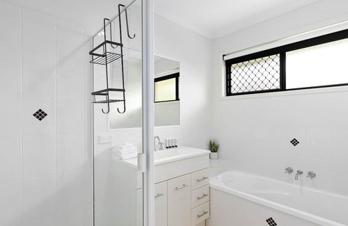Urangan House | Relax at Moonstone-Moonstone dr