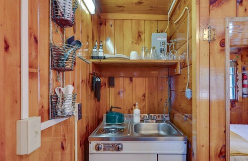 Weirs Beach Apartment | Rustic Laconia Studio Cabin ~ 2 Mi to Weirs Beach!