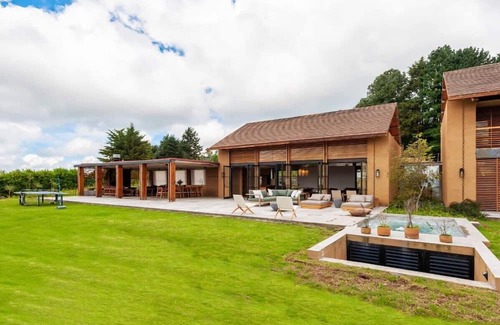 Valle de Bravo Villa | Casa Los Cuates: A Wellness Sanctuary in San Simón