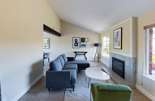 Pleasanton House | Modern and relaxed living w/office, huge backyard. Corner lot with R/V parking.