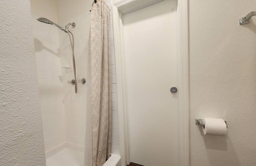 Clearwater House | Cozy 1 Bedroom, with Huge Yard & Near Beaches!