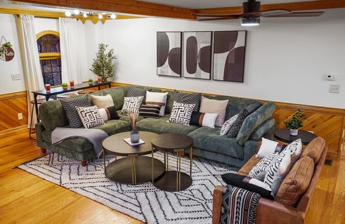 Laurelville House | Luxury: Ample amenities,stunning views, prime spot