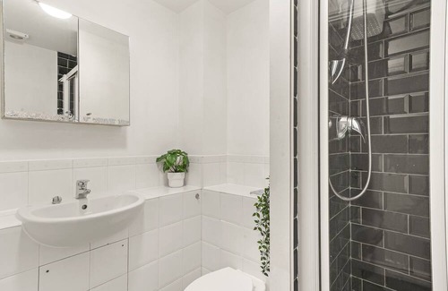 Woolwich Apartment | 2Bed 2 bath |FREE Gated Parking & Wifi ready for your weekly and monthly needs