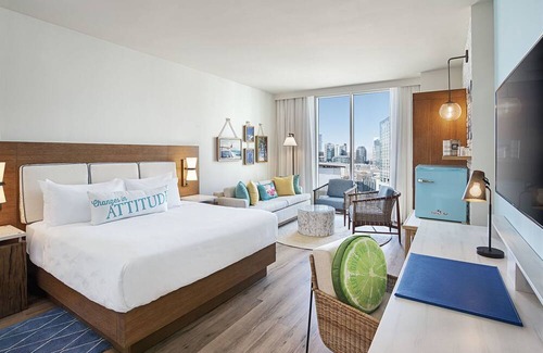 Rutledge Hill Apartment | CMA FEST WEEKEND! MARGARITAVILLE NASHVILLE! 6/6-6/10/24 Studio that sleeps 4!