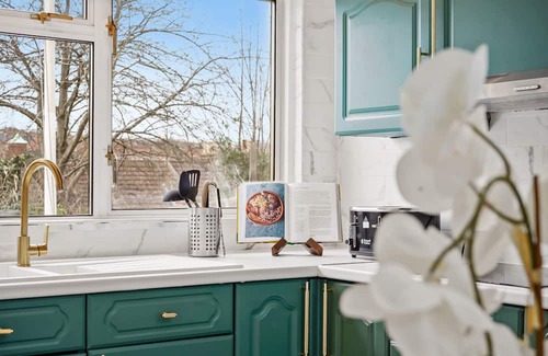 Chatham Apartment | Bright 1 Bed with free NETFLIX: Free Parking, & Wi-Fi 40 mins away from London