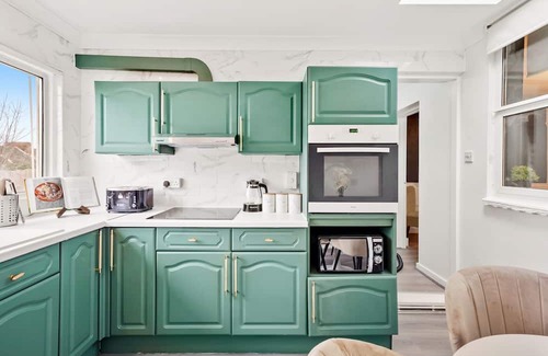 Chatham Apartment | Bright 1 Bed with free NETFLIX: Free Parking, & Wi-Fi 40 mins away from London