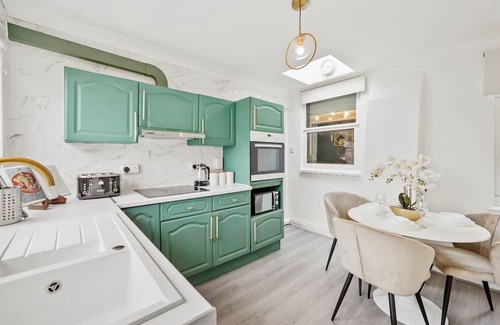 Chatham Apartment | Bright 1 Bed with free NETFLIX: Free Parking, & Wi-Fi 40 mins away from London