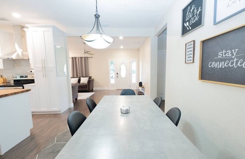 Glendale House | 9.4 Miles From Downtown Glendale