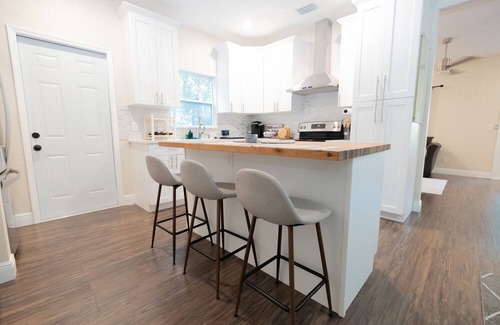 Glendale House | 9.4 Miles From Downtown Glendale