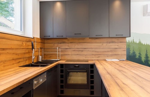 Balatonszarszo Apartment | Lovely apartment for 6 people with WIFI, A/C, TV, patio and parking