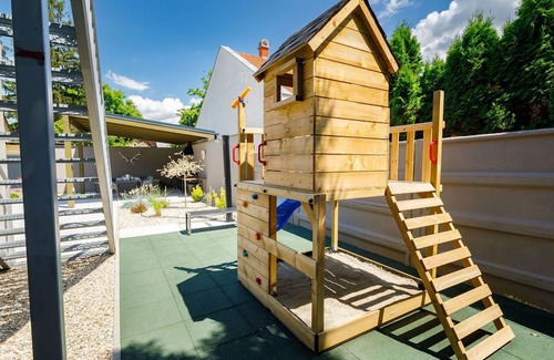 Balatonszarszo Apartment | Lovely apartment for 6 people with WIFI, A/C, TV, patio and parking