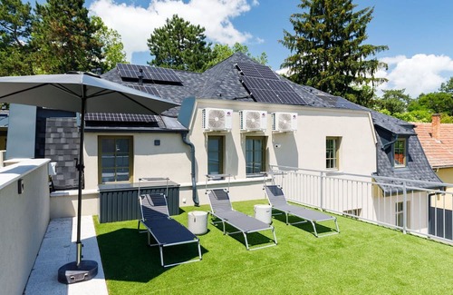 Balatonszarszo Apartment | Lovely apartment for 6 people with WIFI, A/C, TV, patio and parking