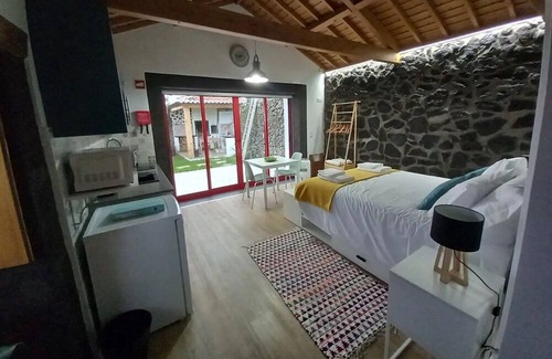Angra do Heroismo Apartment | Studio Apartment 'Casa Do Poço - Casinha' with Mountain View, Shared Terrace and Wi-Fi