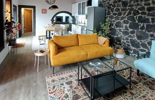 Angra do Heroismo House | Holiday Home 'Casa Do Poço - Casa Grande' with Shared Terrace and Wi-Fi