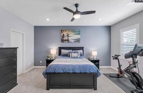 Valencia House | Safe and clean townhome 10 minute drive from 6 flags, pool +jacuzzi included