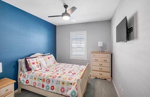 Valencia House | Safe and clean townhome 10 minute drive from 6 flags, pool +jacuzzi included
