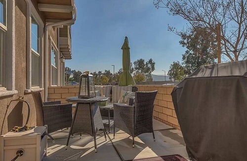 Valencia House | Safe and clean townhome 10 minute drive from 6 flags, pool +jacuzzi included