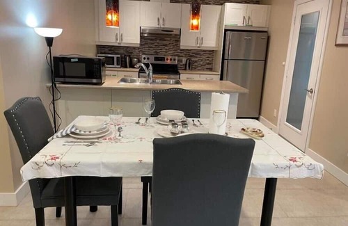 Vaughan House | Comfy new renovated 3 bed 3 bath above ground basement 7min to Canada Wonderland