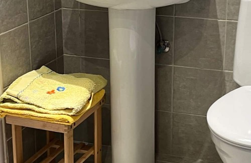 Navarra Pyrenees Apartment | Studio Apartment 'Etxezuria' with Mountain View, Private Garden and Wi-Fi