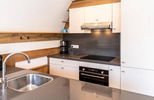 Baars Cottage | Modern house on a pond in a wooded area