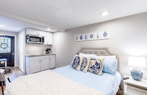 Washington Ave./ Memorial Park Apartment | Cozy, comfortable, modern studio in convenient location near downtown