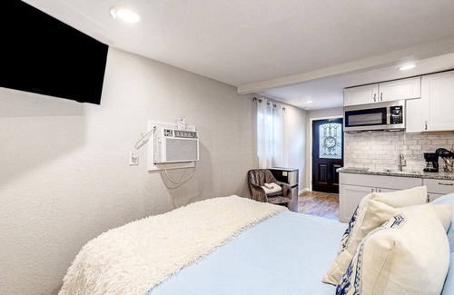 Washington Ave./ Memorial Park Apartment | Cozy, comfortable, modern studio in convenient location near downtown