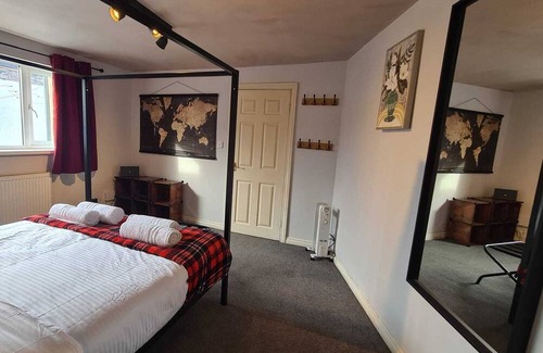 Sunderland House | Cabin of Light, Sunderland-Hot Tub, Sauna, MassageChair, Firepit/BBQ, BoardGames