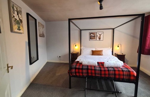 Sunderland House | Cabin of Light, Sunderland-Hot Tub, Sauna, MassageChair, Firepit/BBQ, BoardGames