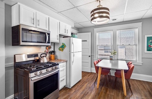 Wickliffe House | Large Groups: Entire Duplex Near Clinic & Downtown