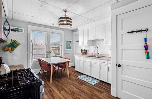 Wickliffe House | Large Groups: Entire Duplex Near Clinic & Downtown