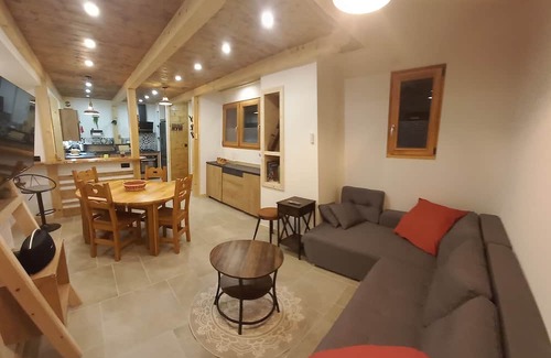 Saint-Nicolas-la-Chapelle Apartment | Appartement Rénové La Chapelle des Myrtilles