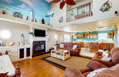 Gilchrist House | Iconic Gulf-front house with balcony, large deck & amazing views - dog-friendly