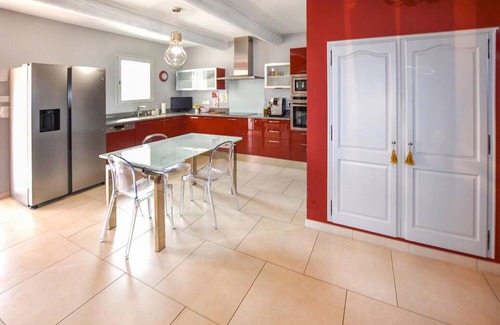 La Tour-d'Aigues House | 4 bedroom accommodation in La Tour-d'Aigues