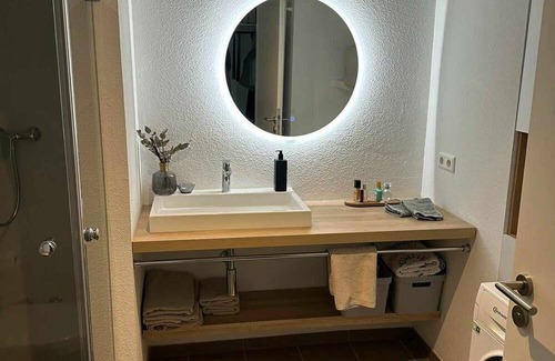 Oos Apartment | Apartment 'Gemütliches Businessapartment' with Private Terrace, Balcony and Wi-Fi