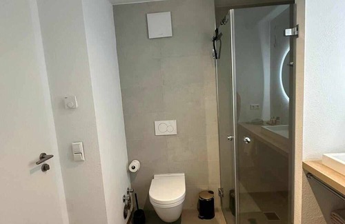 Oos Apartment | Apartment 'Gemütliches Businessapartment' with Private Terrace, Balcony and Wi-Fi