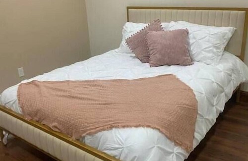 Montrose House | Cozy home 3 minutes to downtown