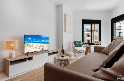 Calahonda Apartment | Robina| Beach | Pool | Garden