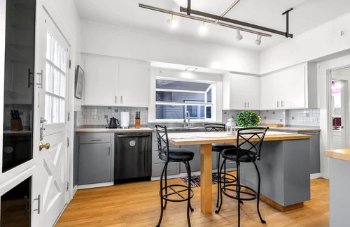 University District House | 5 Beds Elegant Colonial House Walk to UW