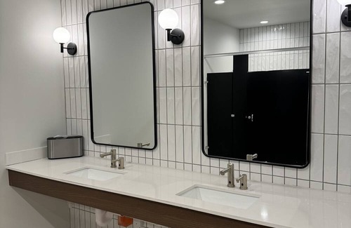 Milwaukee Apartment | 1-bd.Sleeps 4-by a mall,freeway restaurants, shops, pool, gym, work area,lounge.