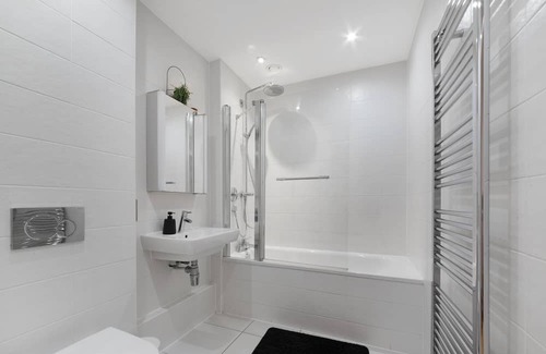 Bromley South Apartment | Charming Bow Retreat: Your Gateway to London's East End. Sleeps 4!